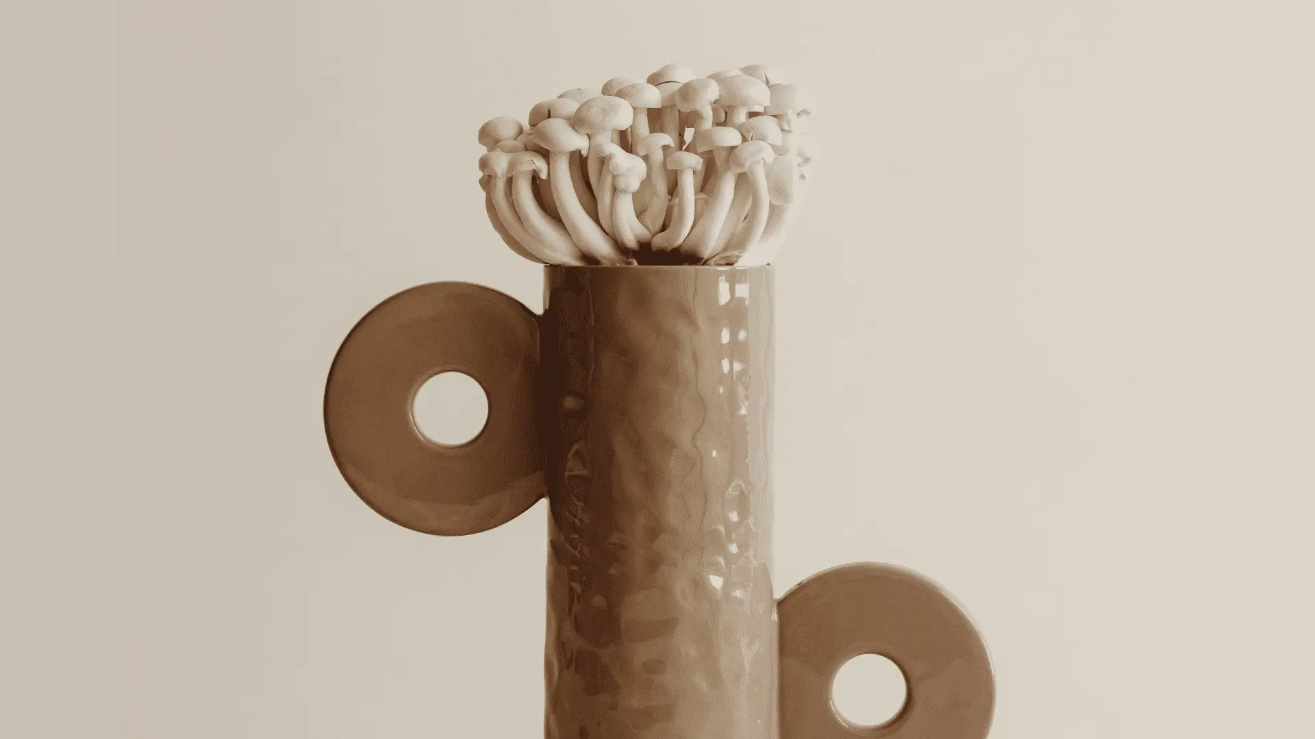 jarrón de cerámica marrón con setas Shimeji