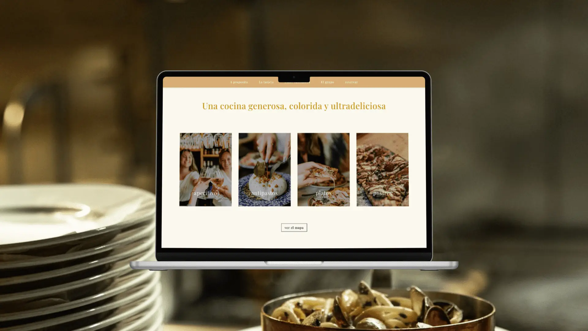 ordenador mac con la pagina web de un restaurante con platos de fondo
