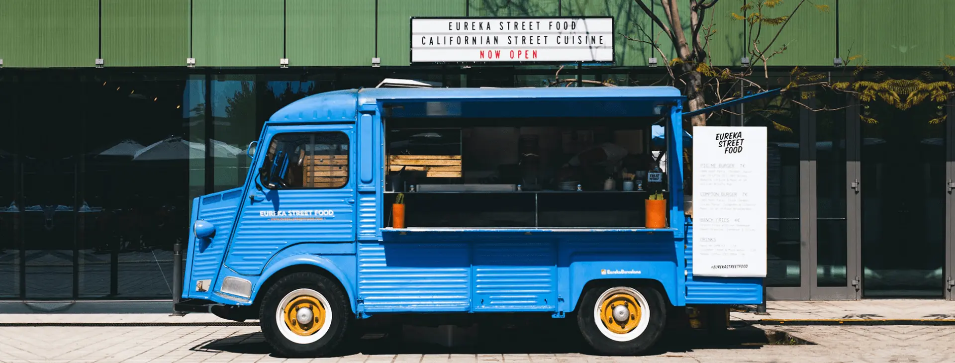 Food truck de la marca Eureka street food camión azul en la calle