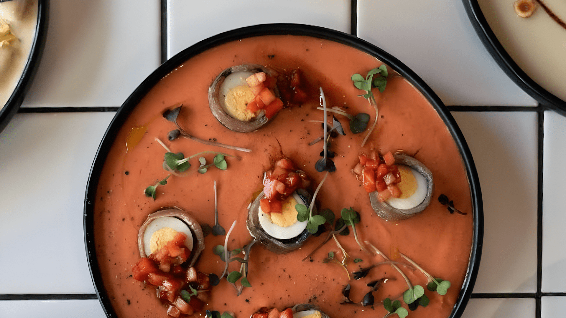 Salmorejo con huevo y decoración de hierbas y fresas