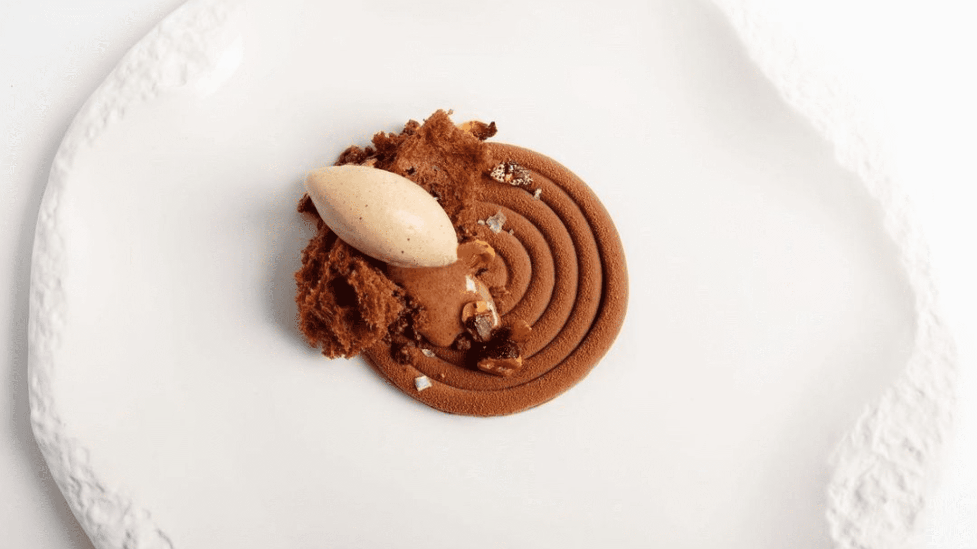 Postre de de chocolate en forma de espiral, con helado de café por encima