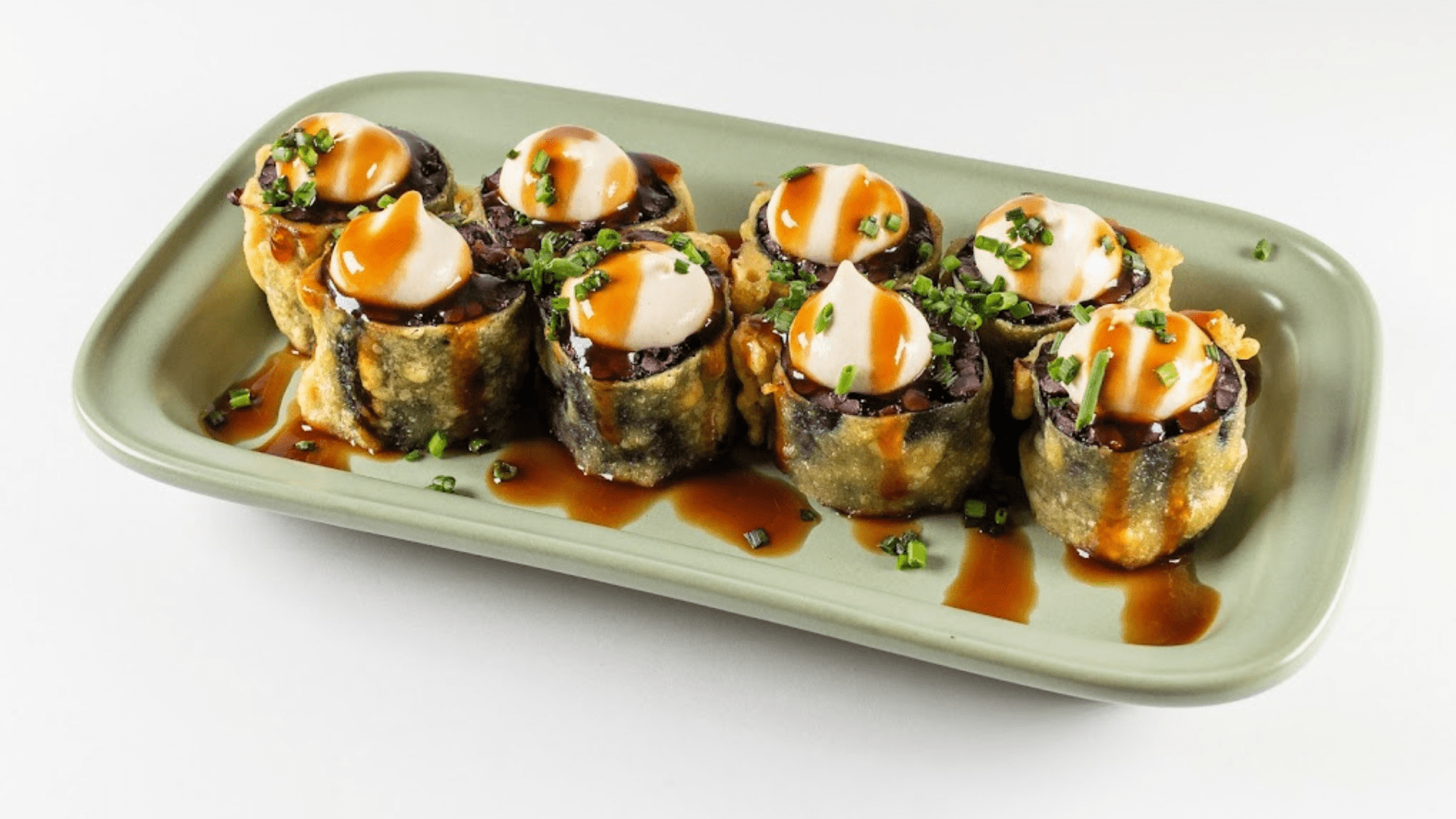 Plato de piezas de sushi decorado con salsa