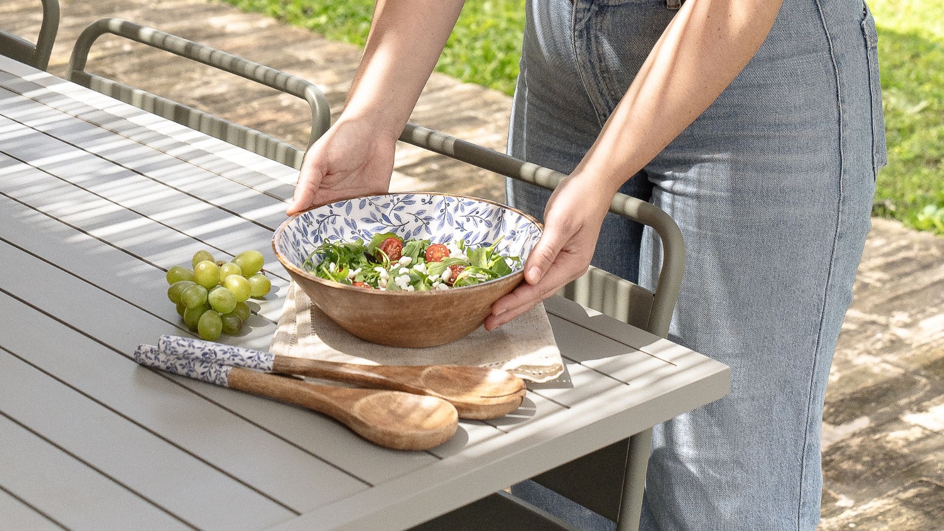 Se muestra un emplatado con una persona colocando el plato para hacer un buen shooting.