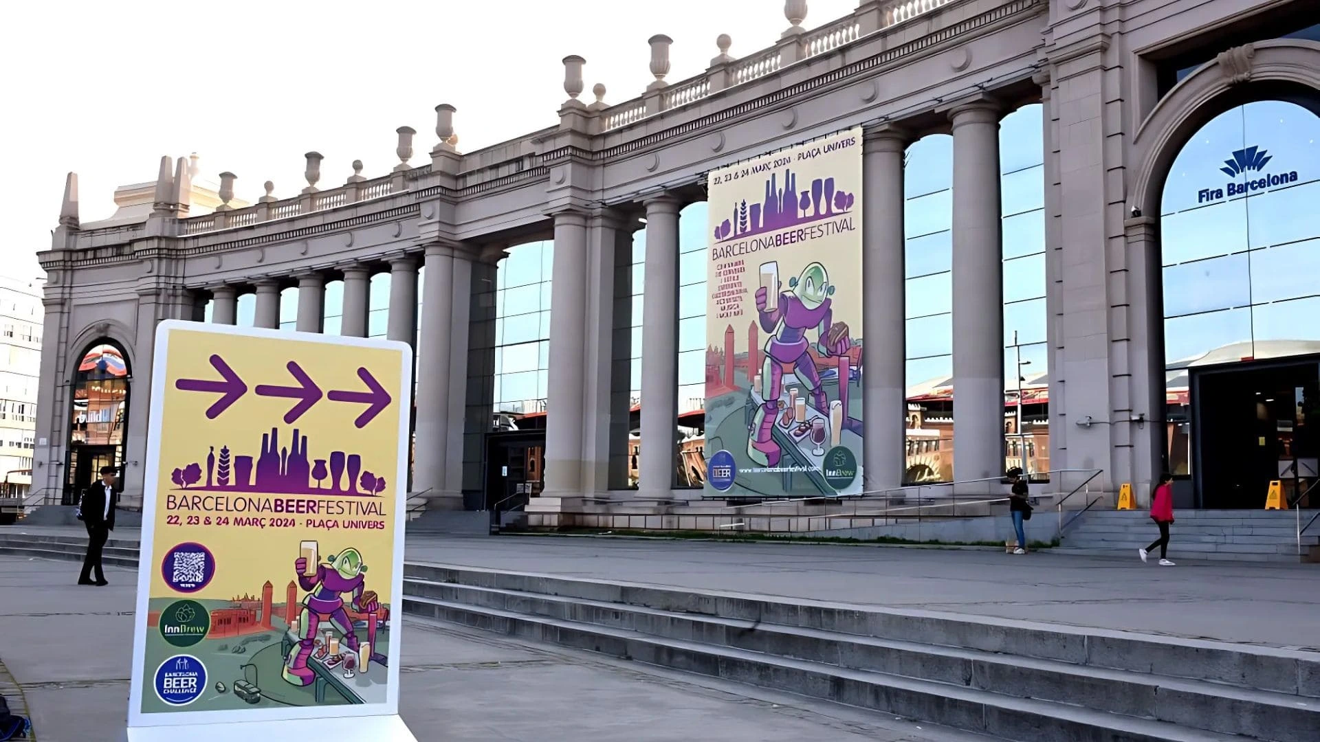 Plaza Fira de Barcelona con carteles amarillos con detalles violetas con el nombre de Barcelona beer festival