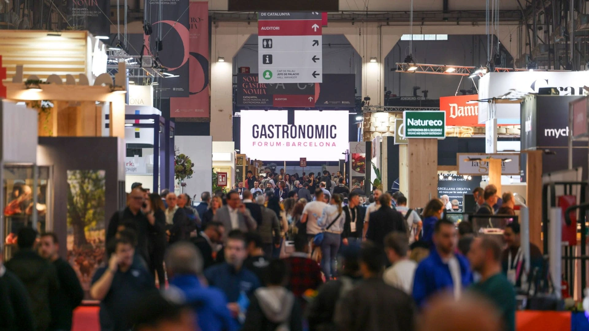 Feria con cartel de gastronomic forum Barcelona y personas