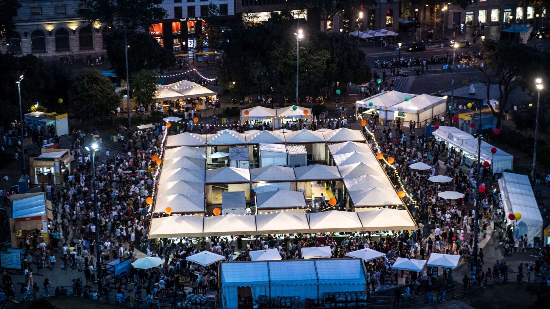 Carpas en Barcelona con gente en la feria Tast de la Rambla