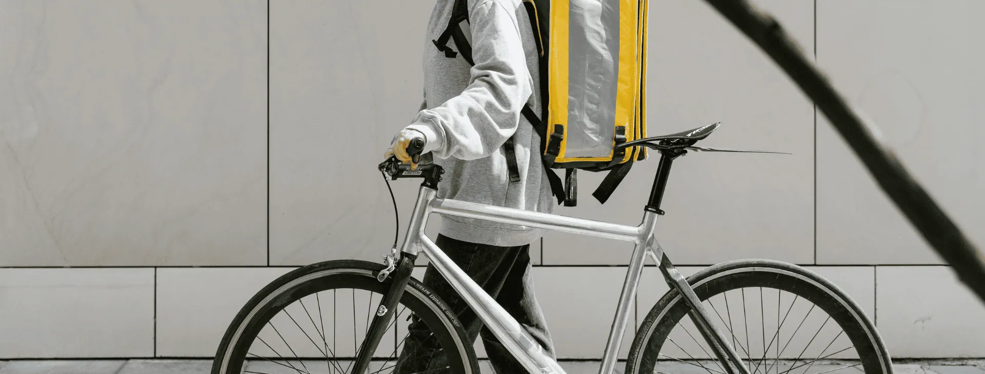 Persona con bici y mochila de servicio delivery en la calle