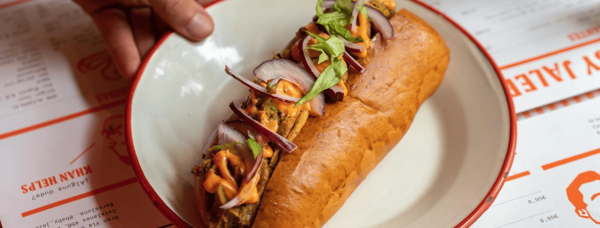 Bocadillo con cebolla, lechuga y salsa