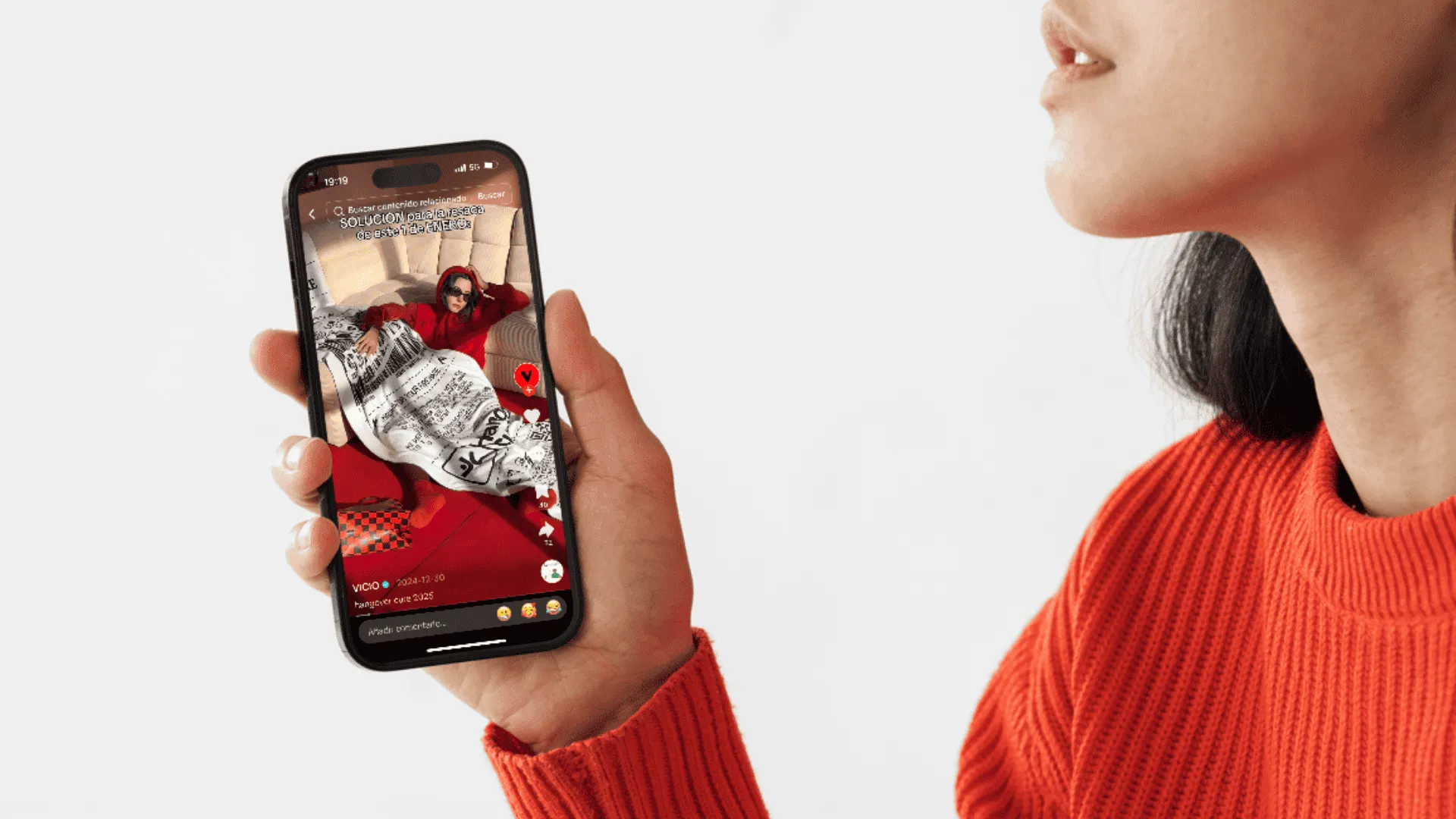 persona sujetando móvil con un vídeo de TikTok