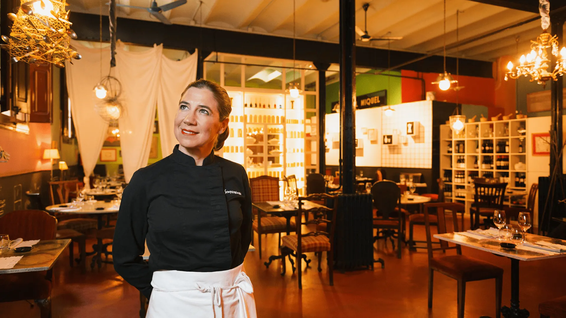 persona sonriendo en restaurante
