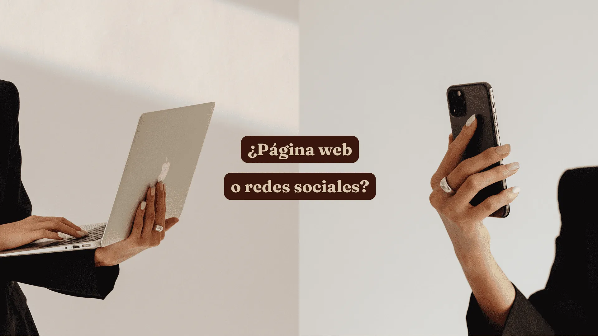 Persona sujetando teléfono y otra persona sujetando un portátil con texto en el centro "¿Página web o redes sociales?"